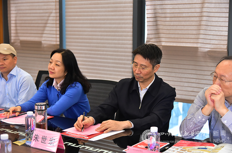 图为调研组在会议室开展会议